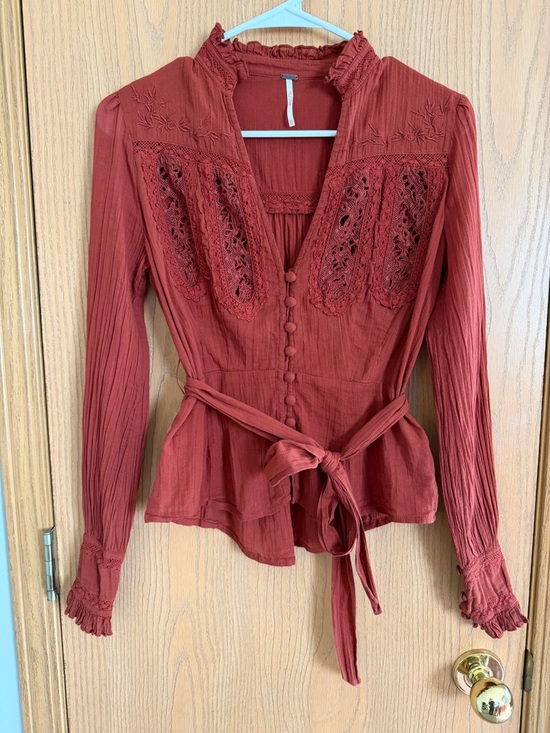 Free People Tops - FREE PEOPLE EUC Sweet Memories Rust Crochet Lace Detail Blouse Women’s Size XS